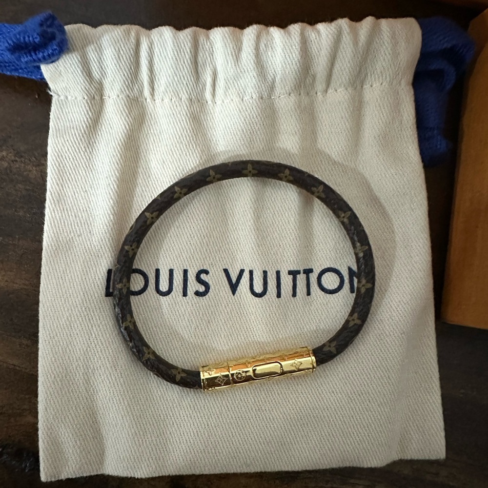 LV Confidential bracelet 19